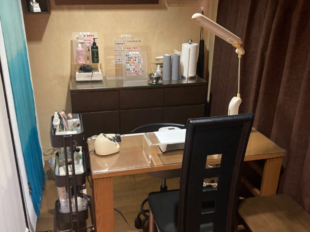 ATnailでは在学中からサロンワークが学べる:ステューデントサロン併設